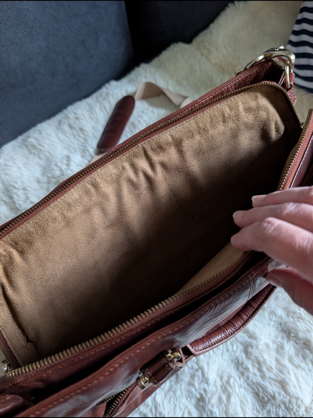 Women's Leather Tote Bag in Brown - Liz Claiborne - Picture 4 of 8